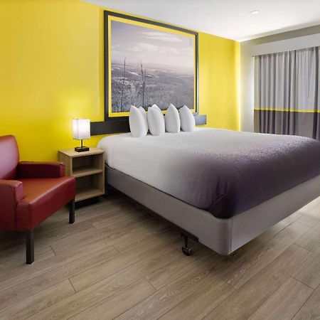 Super 8 By Wyndham Hazleton Motel Екстериор снимка