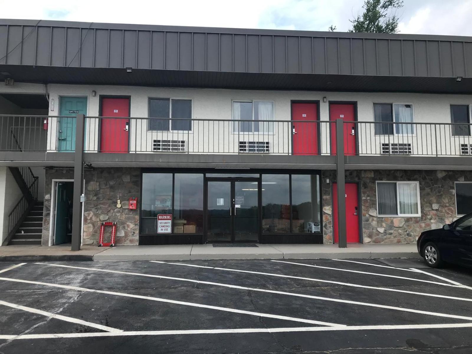 Super 8 By Wyndham Hazleton Motel Екстериор снимка