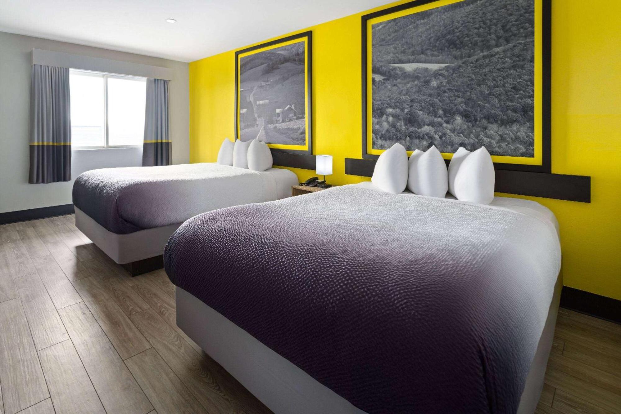 Super 8 By Wyndham Hazleton Motel Екстериор снимка