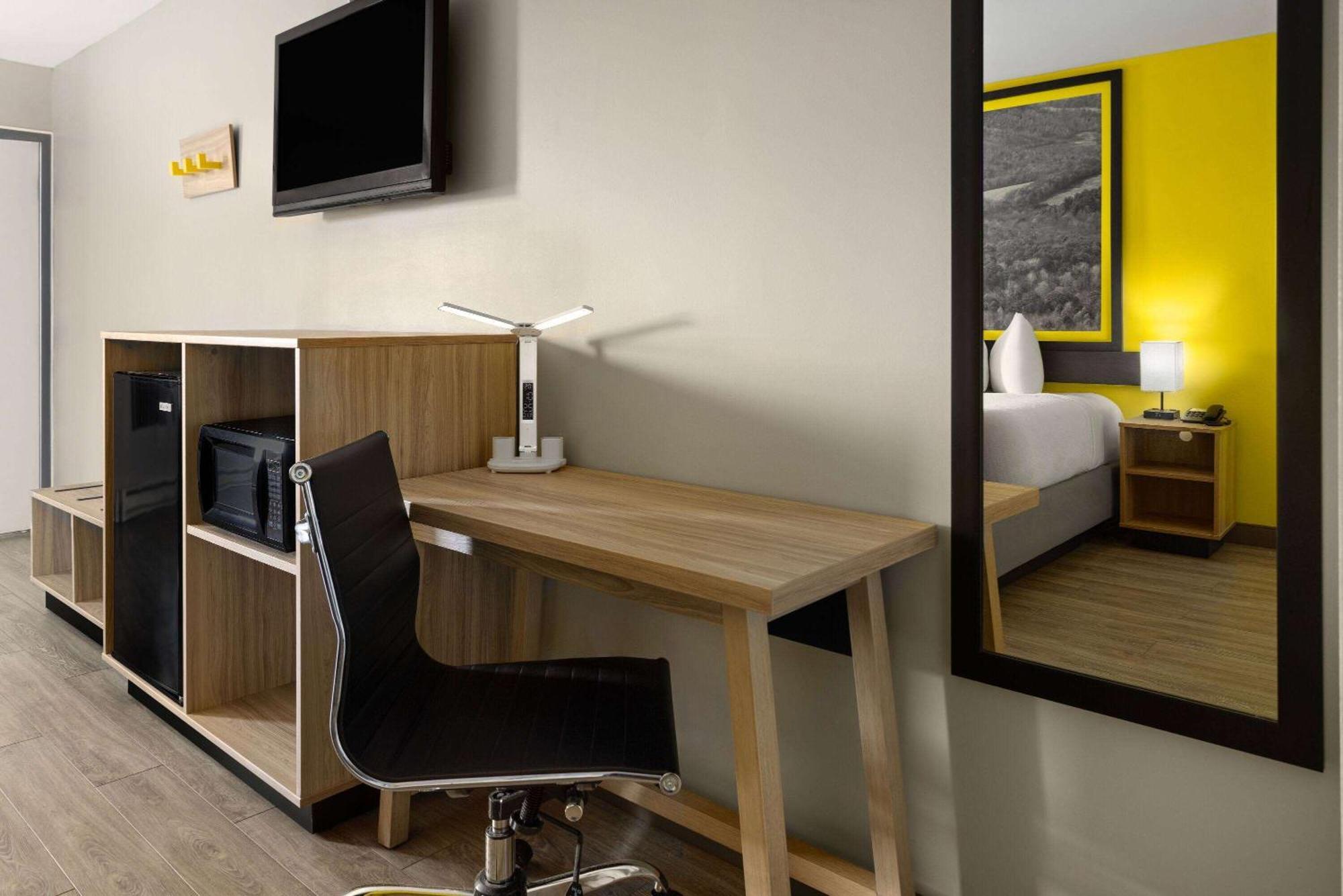 Super 8 By Wyndham Hazleton Motel Екстериор снимка