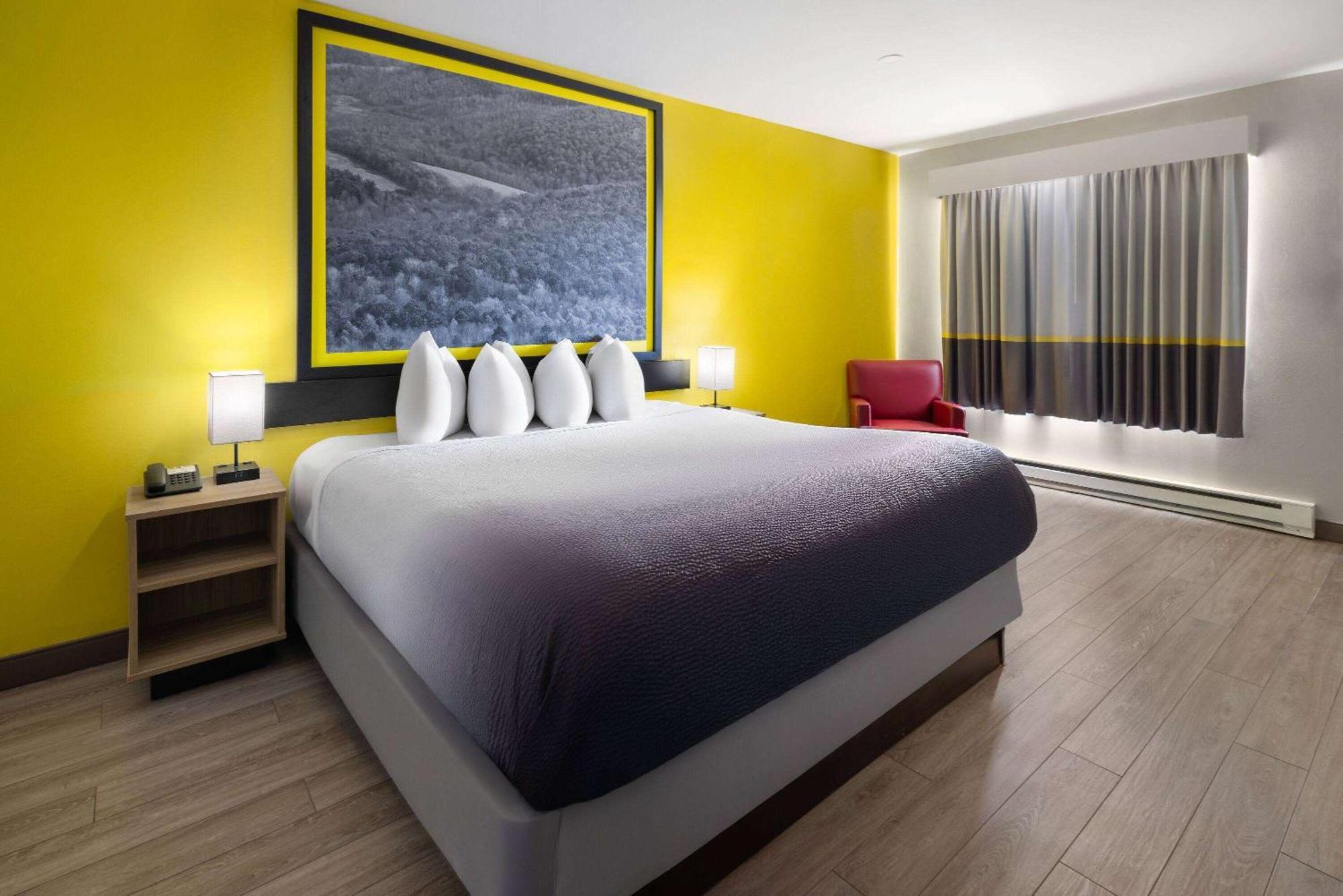 Super 8 By Wyndham Hazleton Motel Екстериор снимка