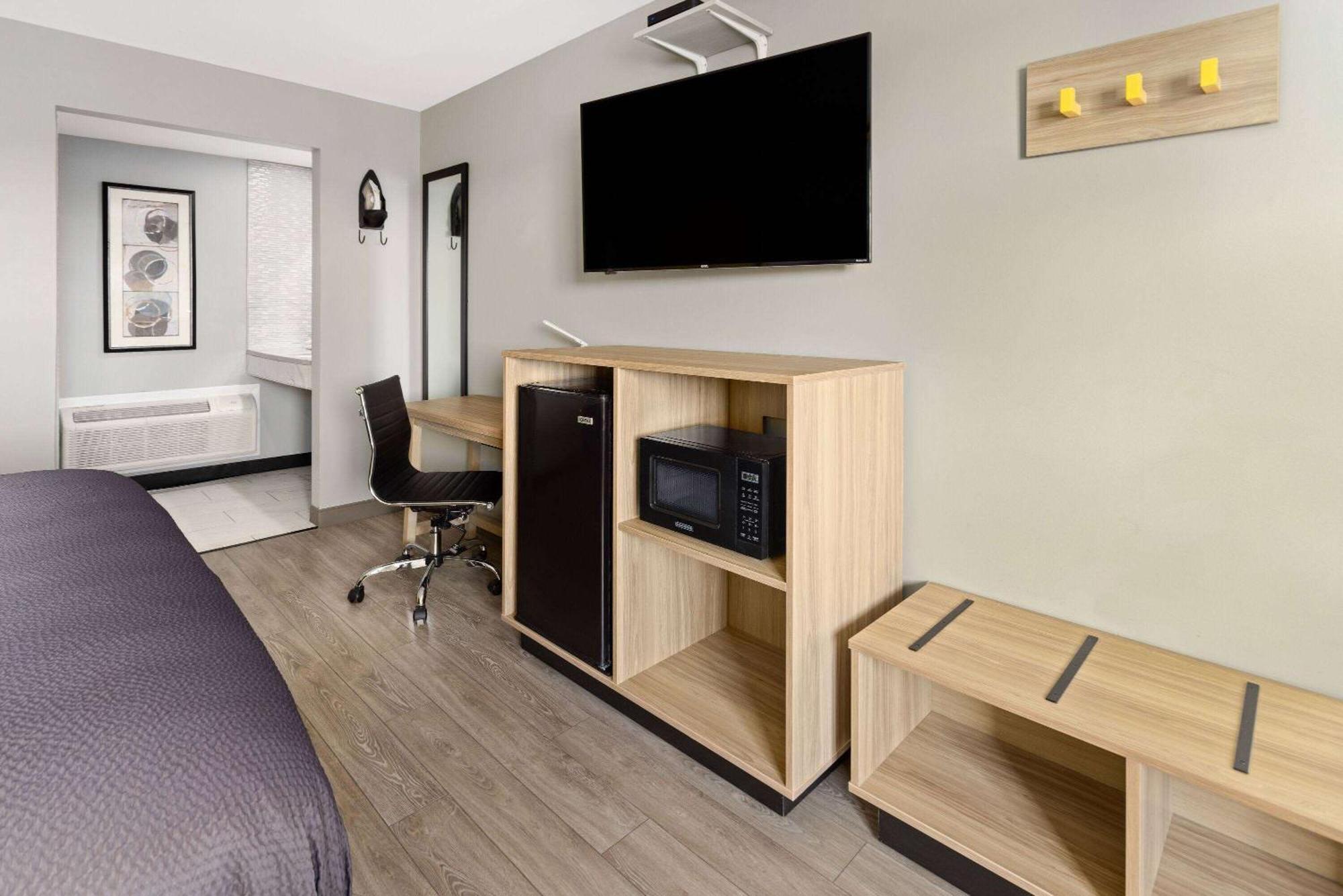 Super 8 By Wyndham Hazleton Motel Екстериор снимка