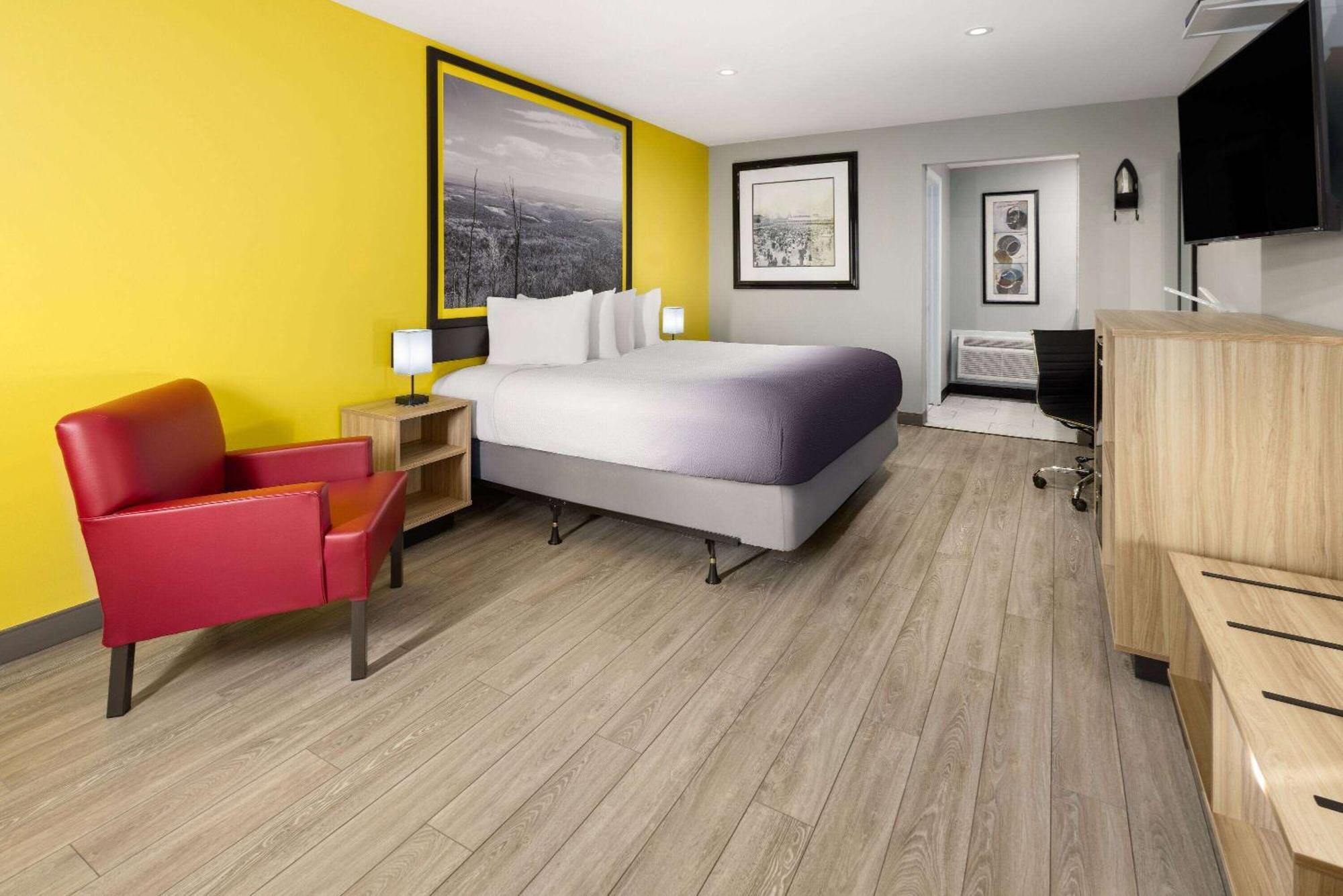Super 8 By Wyndham Hazleton Motel Екстериор снимка