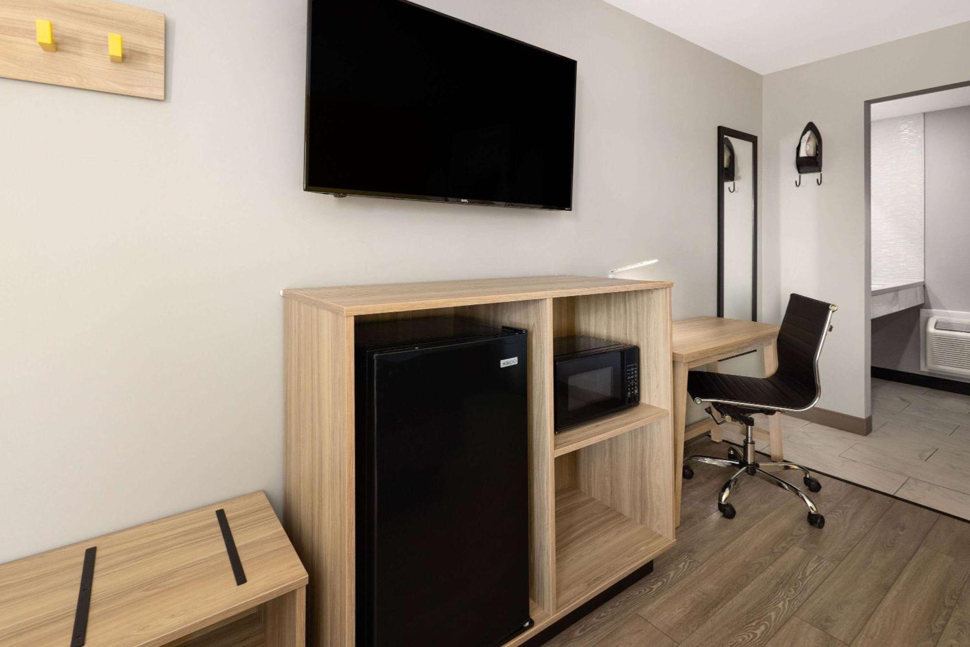 Super 8 By Wyndham Hazleton Motel Екстериор снимка