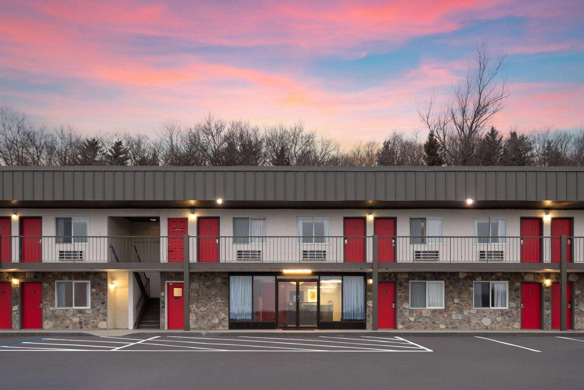 Super 8 By Wyndham Hazleton Motel Екстериор снимка