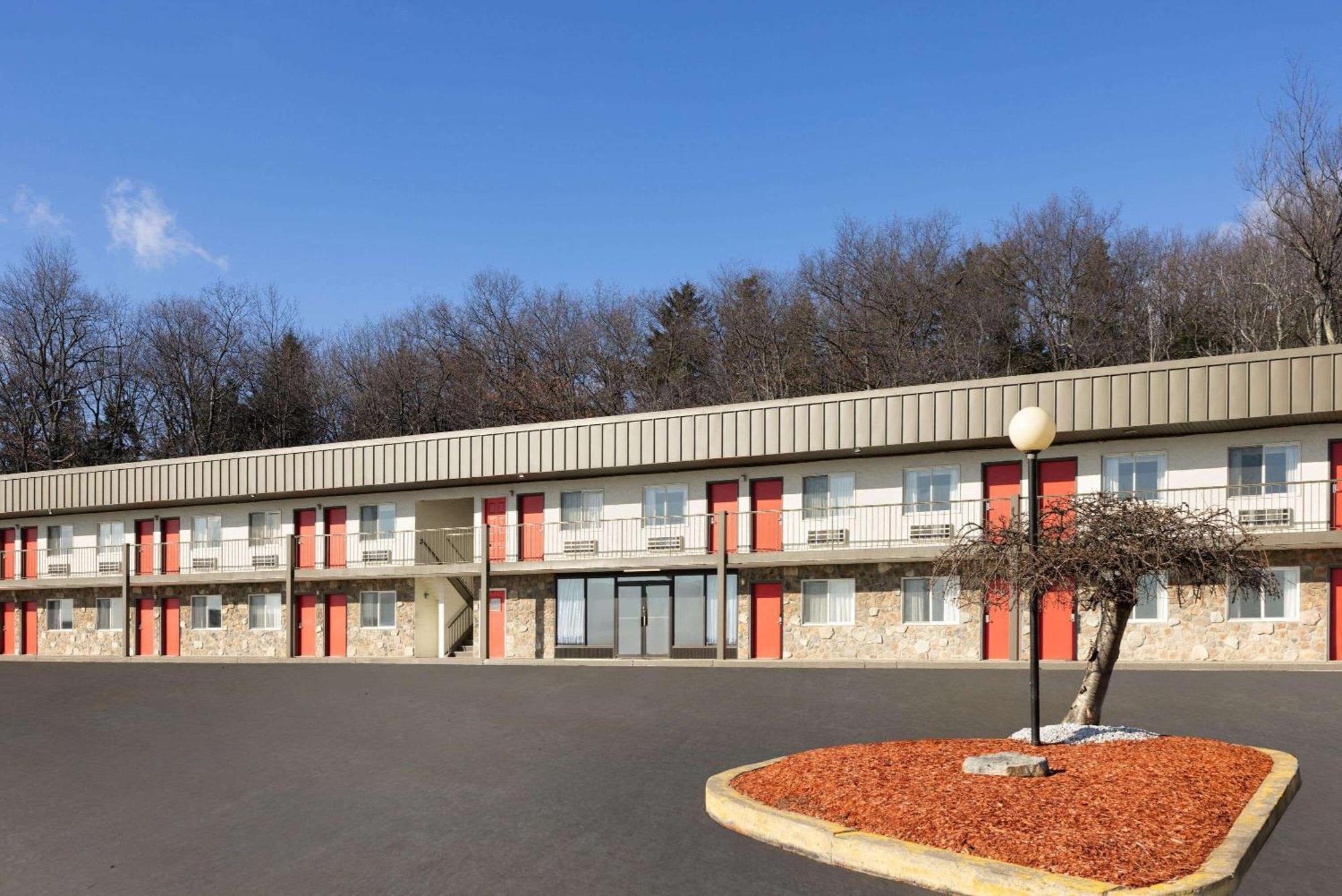 Super 8 By Wyndham Hazleton Motel Екстериор снимка