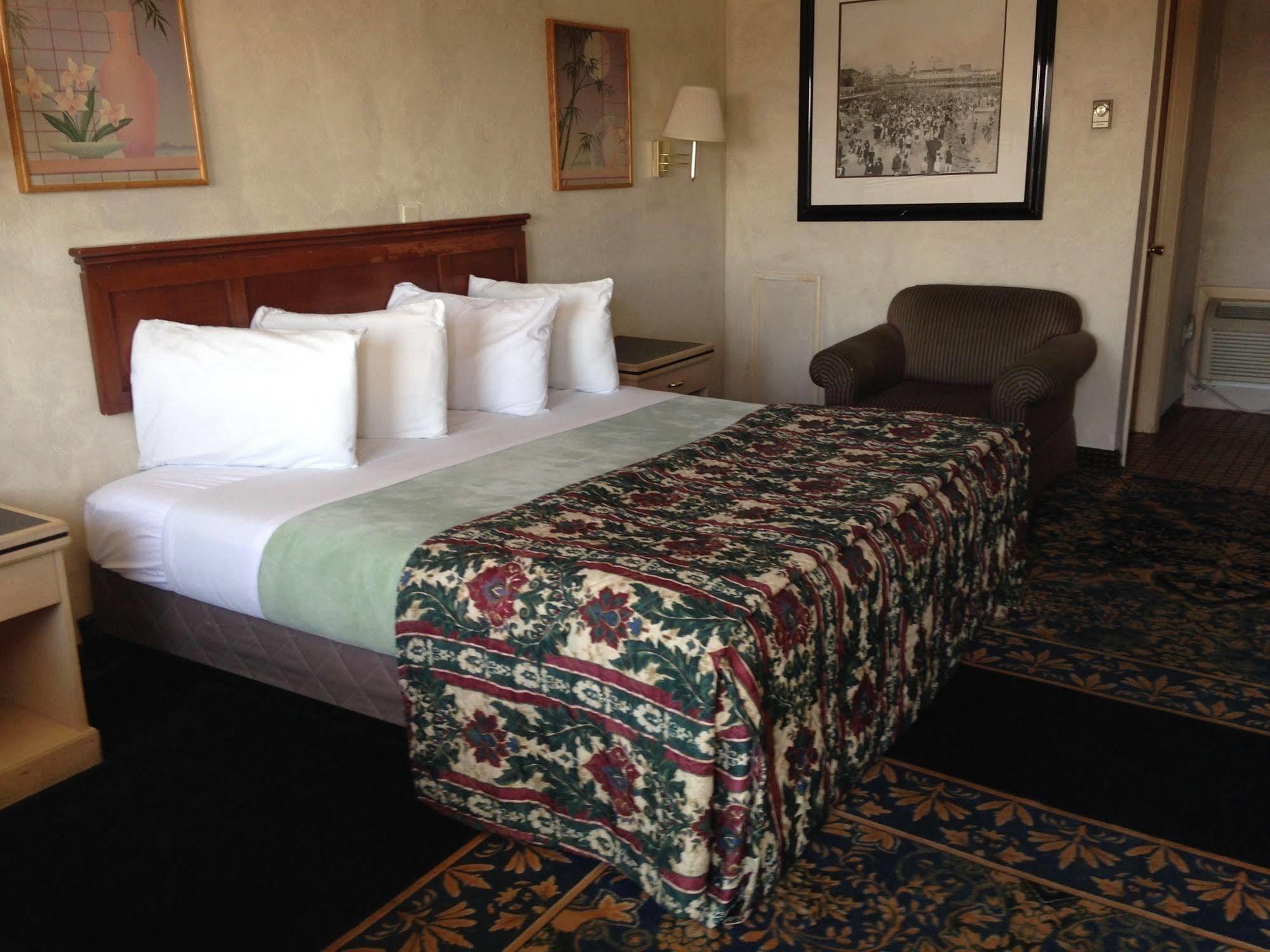 Super 8 By Wyndham Hazleton Motel Екстериор снимка