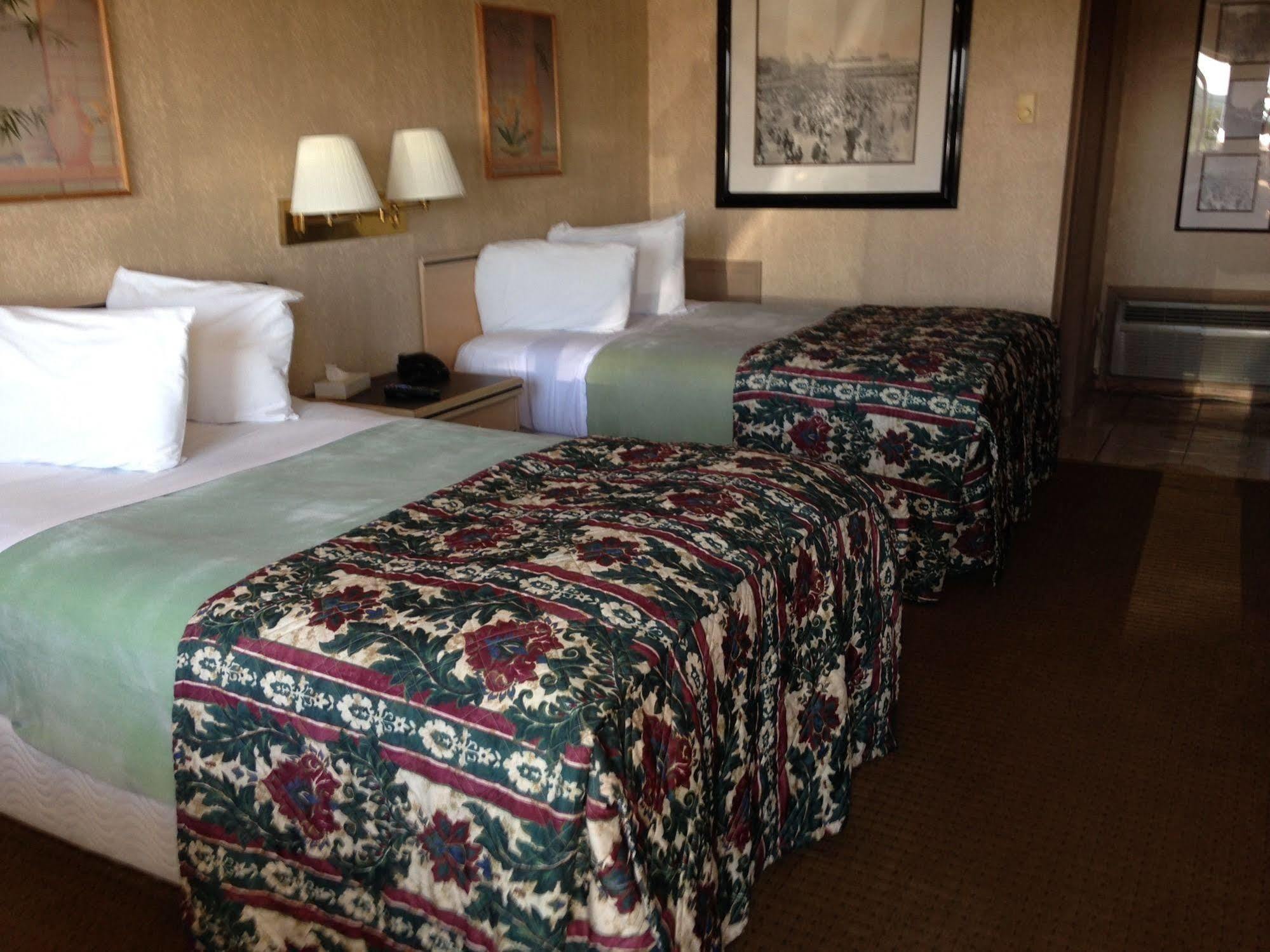 Super 8 By Wyndham Hazleton Motel Екстериор снимка